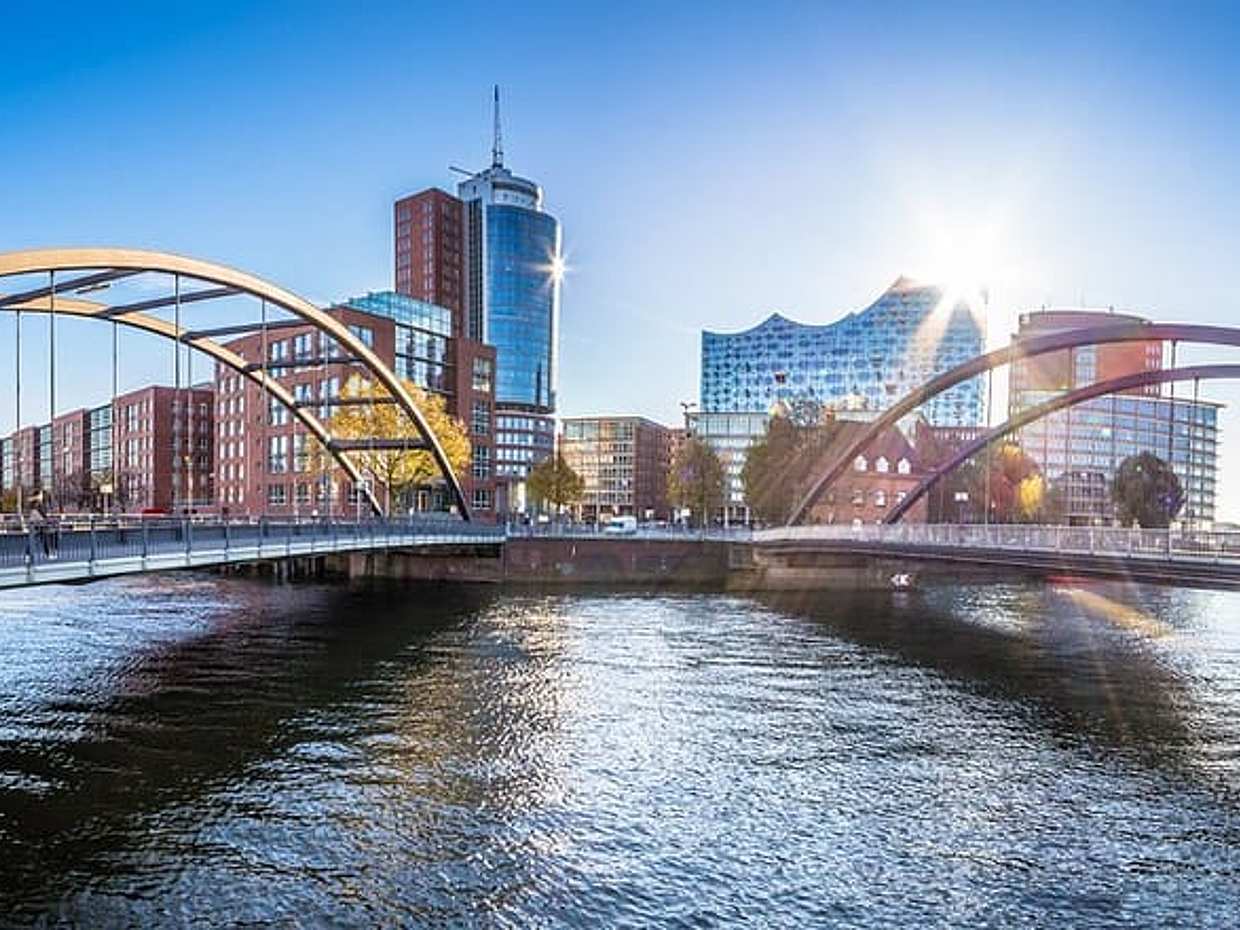 "Privé transfer van Amsterdam naar Hamburg, met een stop van 2 uur in Giethoorn, Nederland."