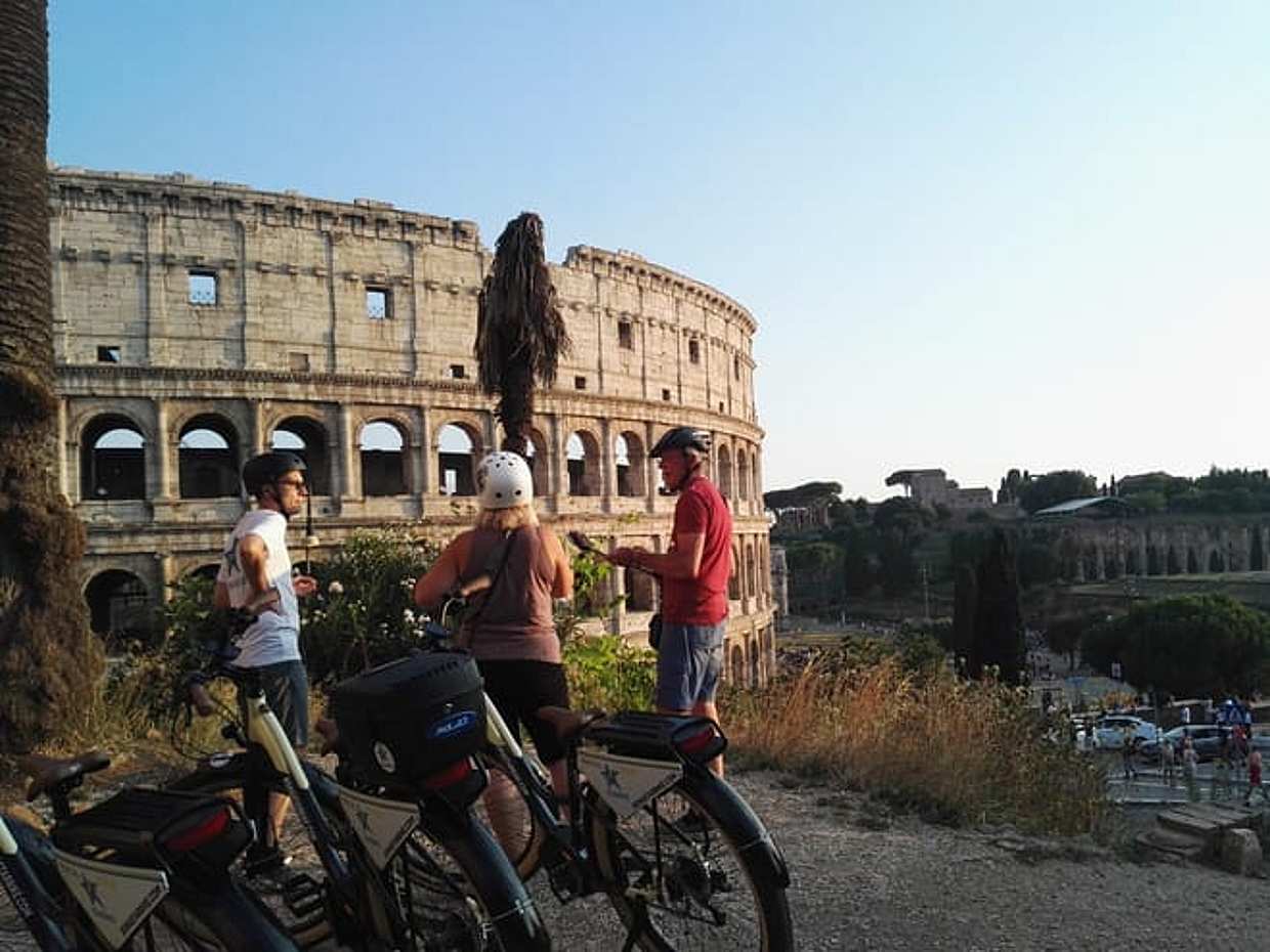 VIP Rome by Night Bike Tour with Panoramic Views and Iconic Evening Spots | Private, photo 4