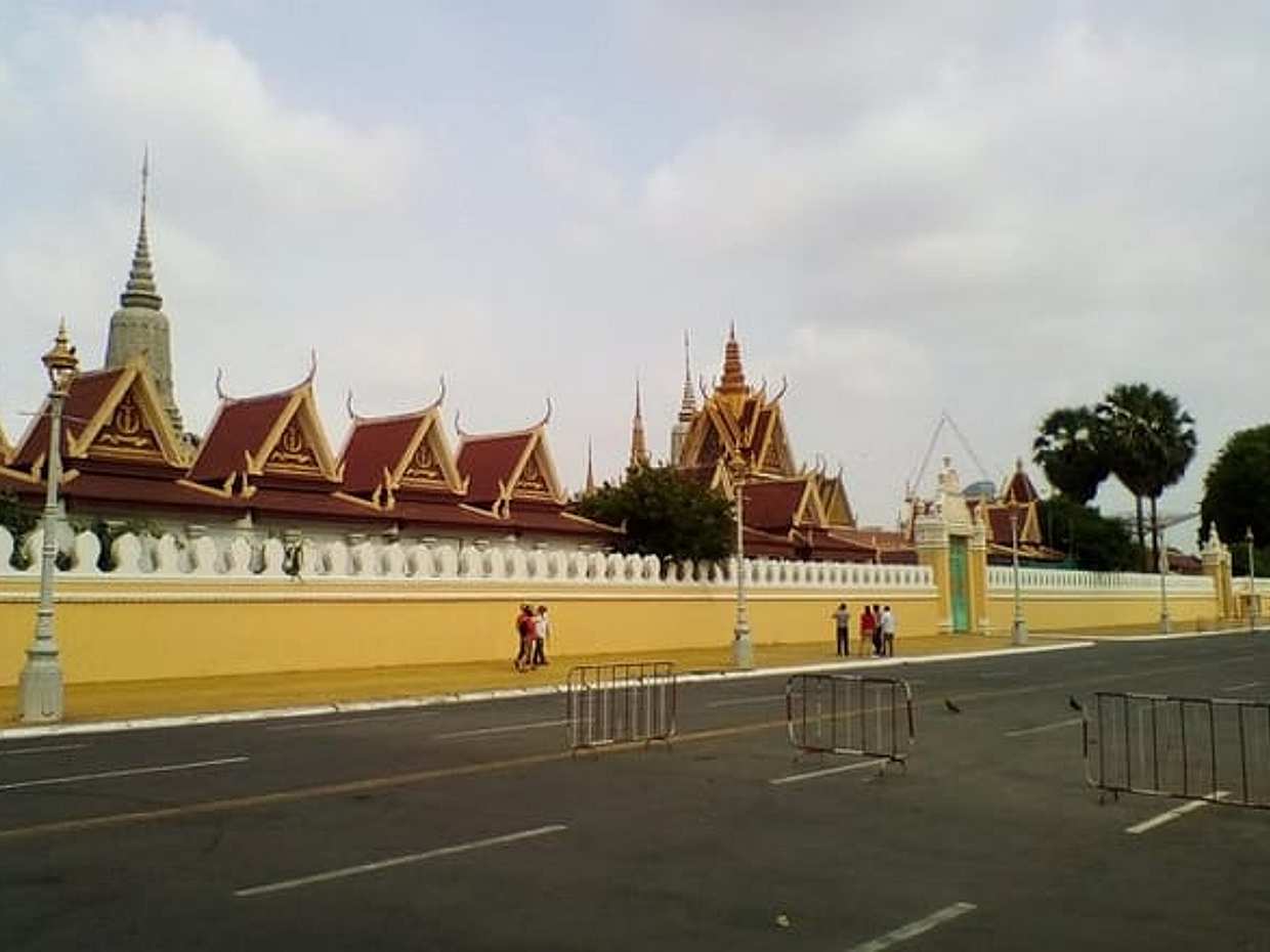 Half-Day Tour to Royal Palace, Wat Phnom & Independent Monument, photo 5