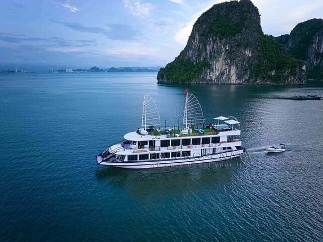 Halong Bay Day Cruise: Jacuzzi, Lunch, Cave, Kayak & Sunset Party, Vietnam, photo 2