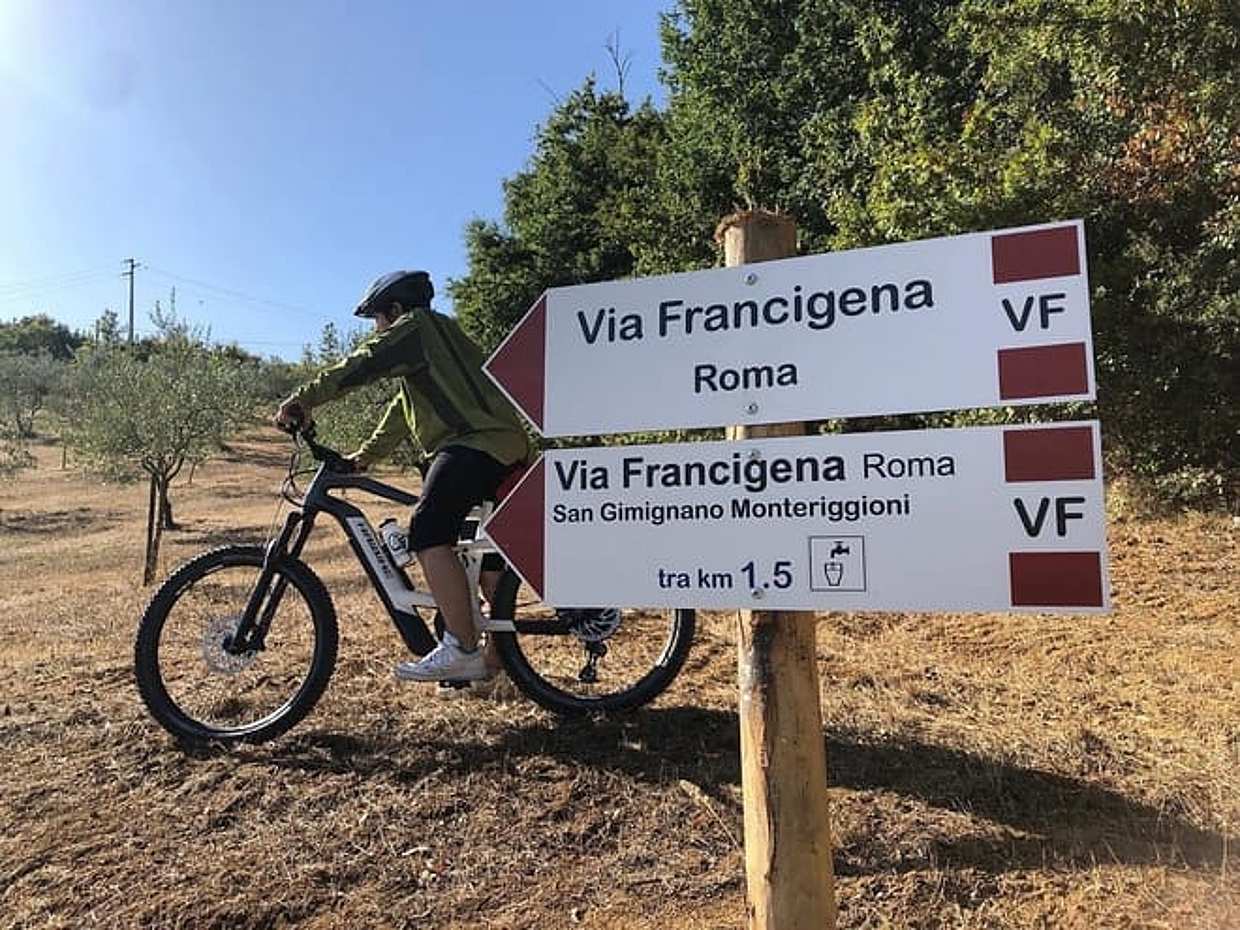 Full day E-bike rental in San Gimignano in Italy, photo 2