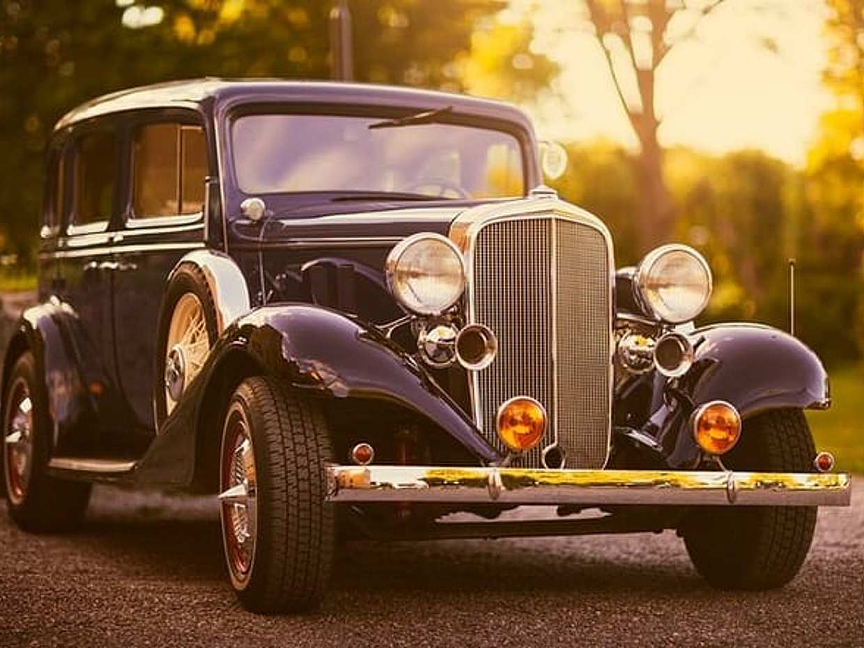 Half Day Paris Tour in Vintage Car & Moulin Rouge