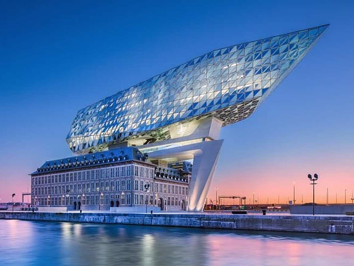 "Privétransfer van Brugge naar Düsseldorf, 2 uur stop in Antwerpen in België"