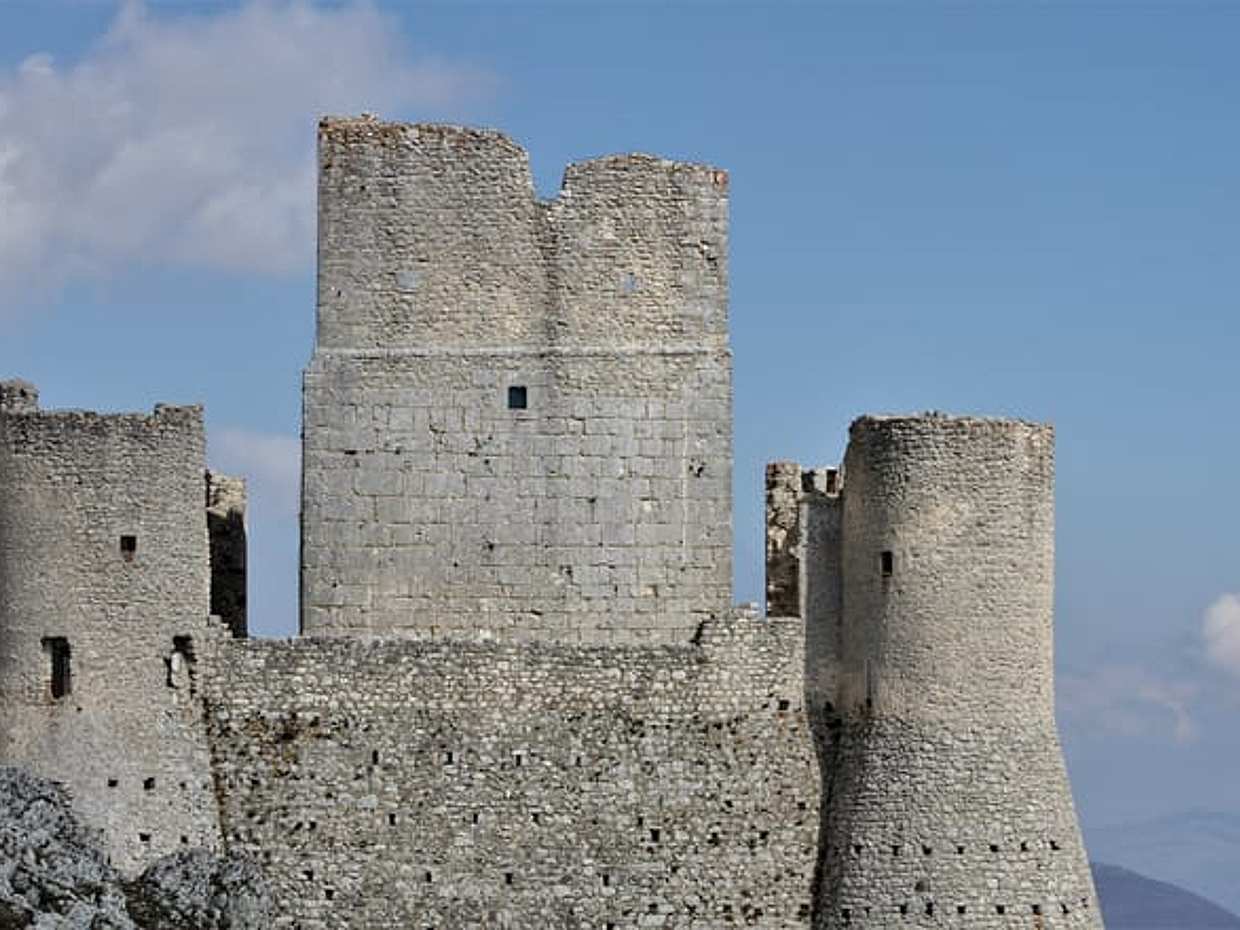 Discover medieval Abruzzo: Rocca Calascio Castle and Santo Stefano di Sessanio with typical Abruzzo lunch.