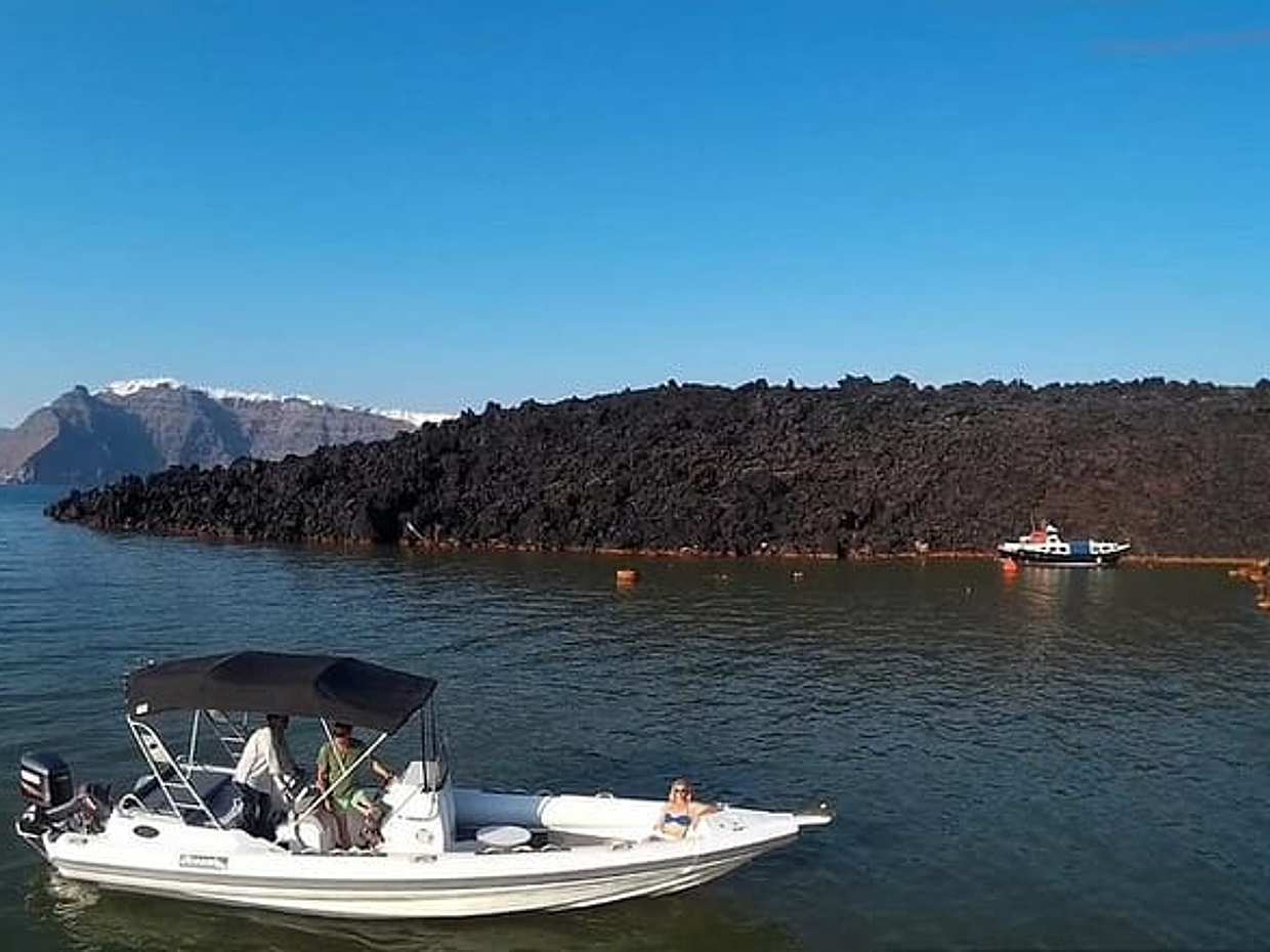 Day Private Cruise to Caldera & Hot Springs via White&Black beach from Santorini, photo 2