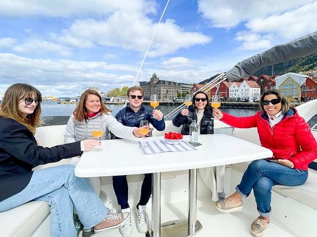 Private yacht evening cruise in Bergen, including champagne, photo 3