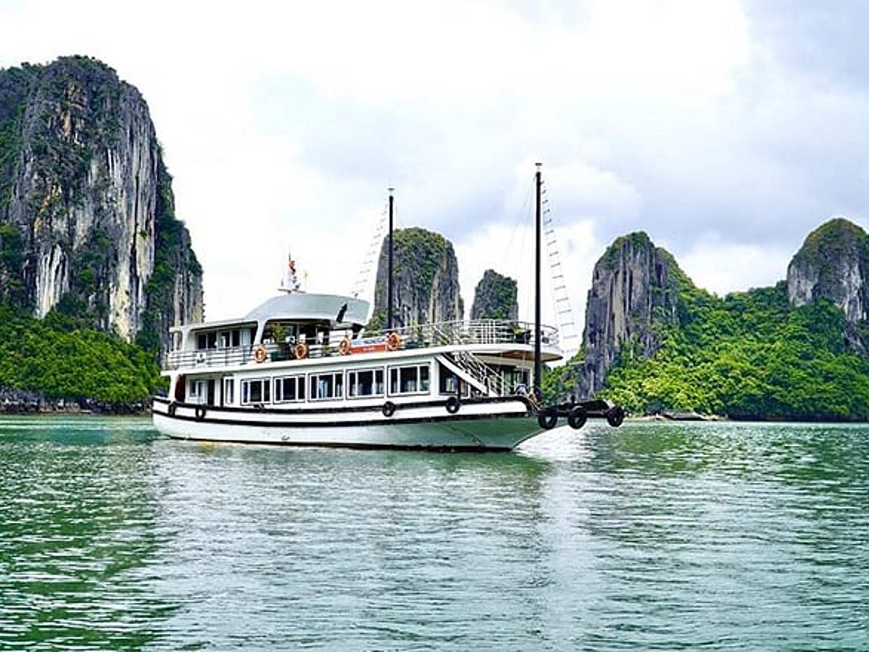 Ha Long Bay Full Day Tour : Kayak,Cave Explore,Swimming from Tuan Chau Island, photo 5