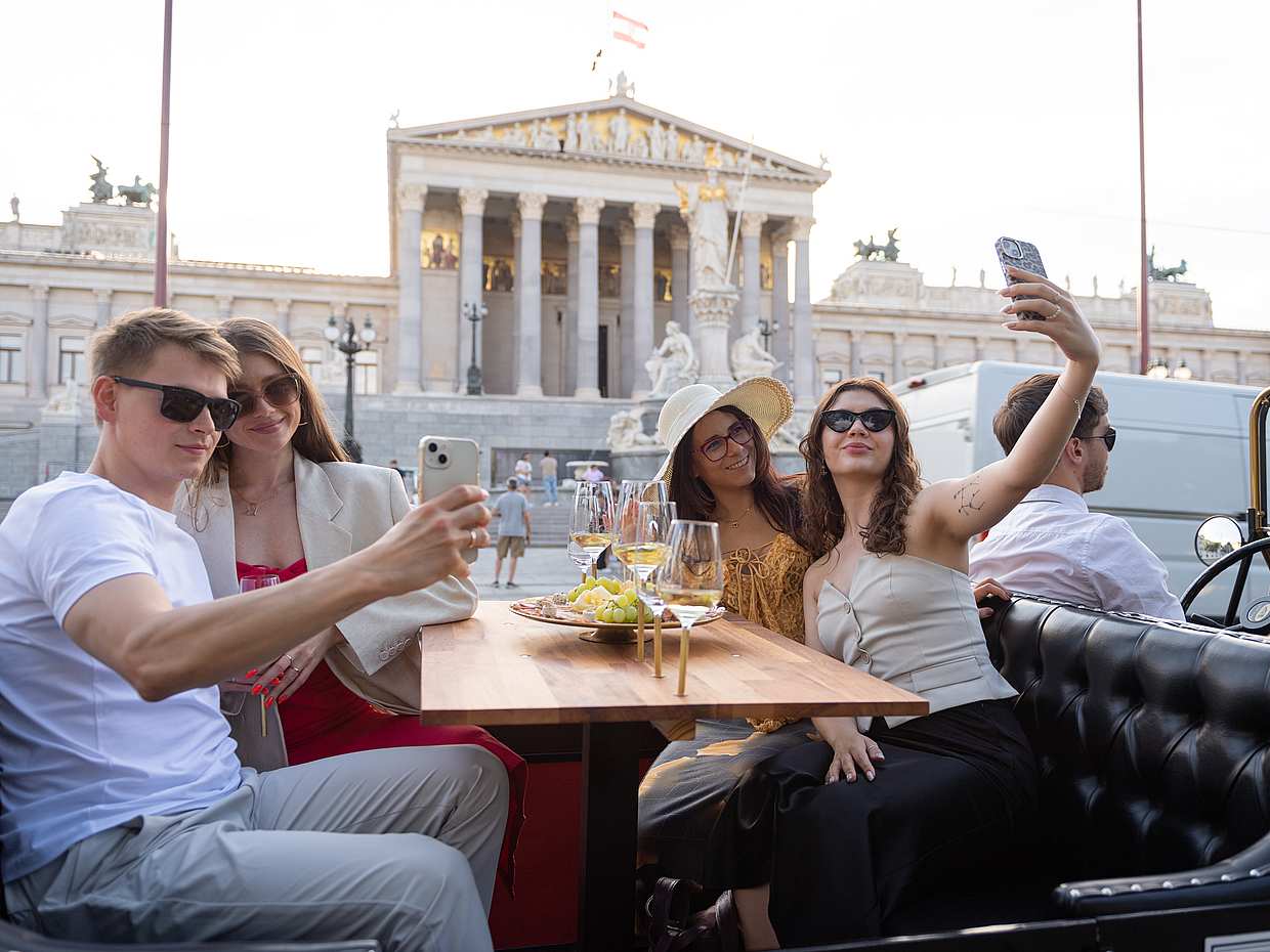 Wien Tour en gastronomisch diner in een klassieke oldtimer in Oostenrijk