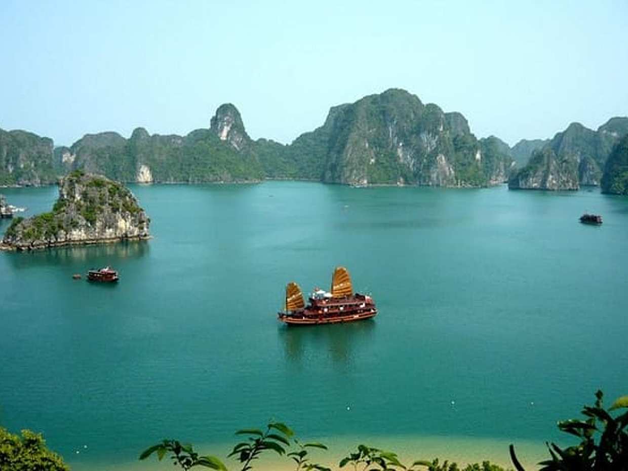 3-Day Halong Bay Cruise with Round-trip Transfer From Hanoi
