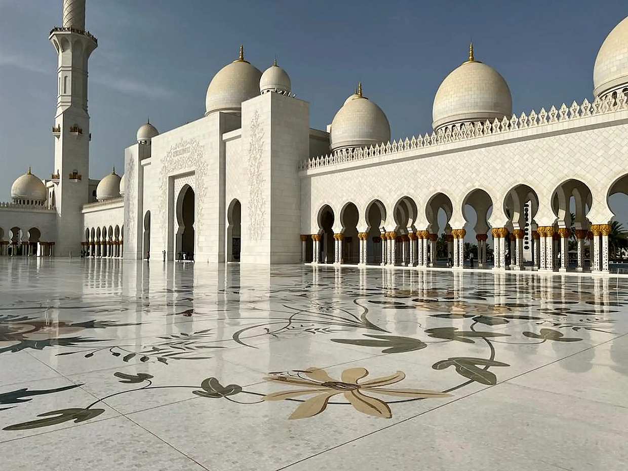Fabulous Abu Dhabi. Sightseeing tour from Sharjah in United Arab Emirates