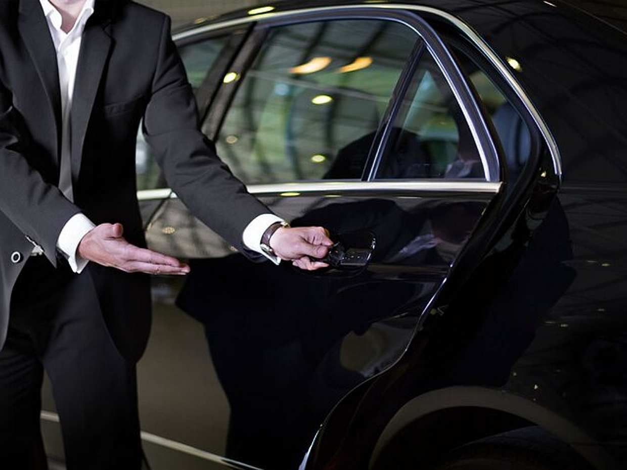 Private Transfer from Paris to Charles de Gaule Airport for 1-3 persons in France