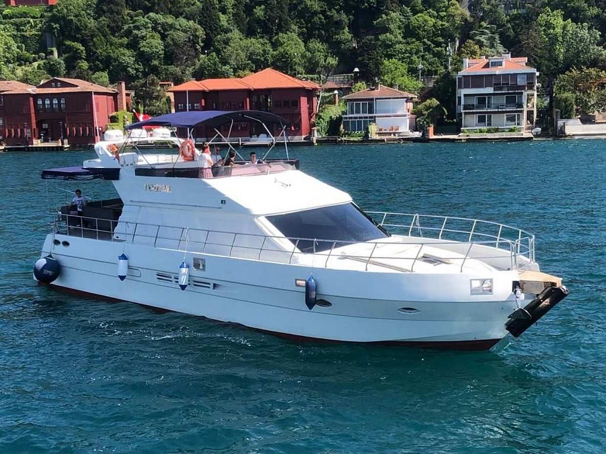 Bosphorus Private Yacht Cruise in Istanbul, Türkiye