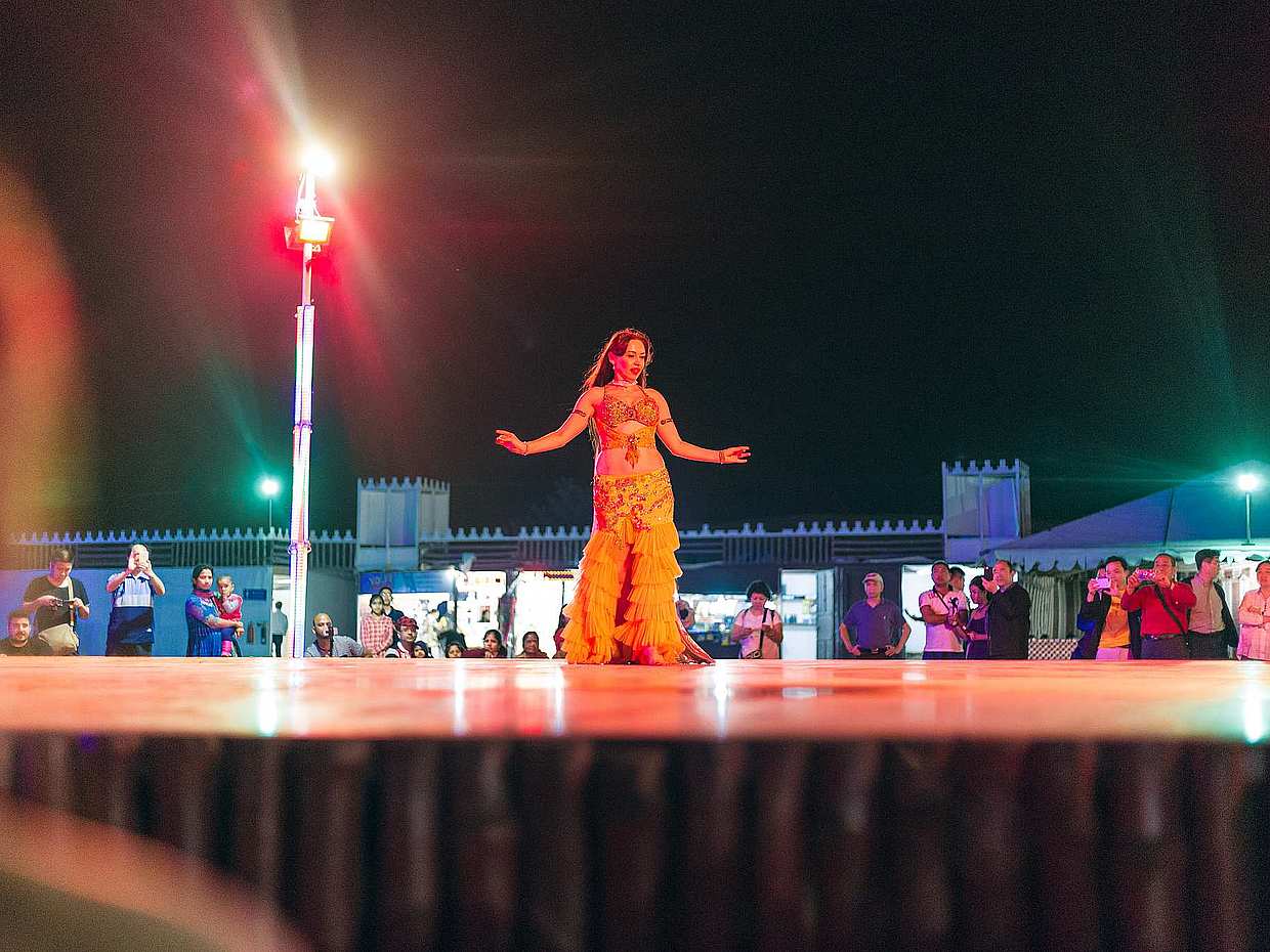 Safari privado nocturno en Abu Dhabi con danza del vientre, paseo en camello y barbacoa en los Emiratos Árabes Unidos., photo 4