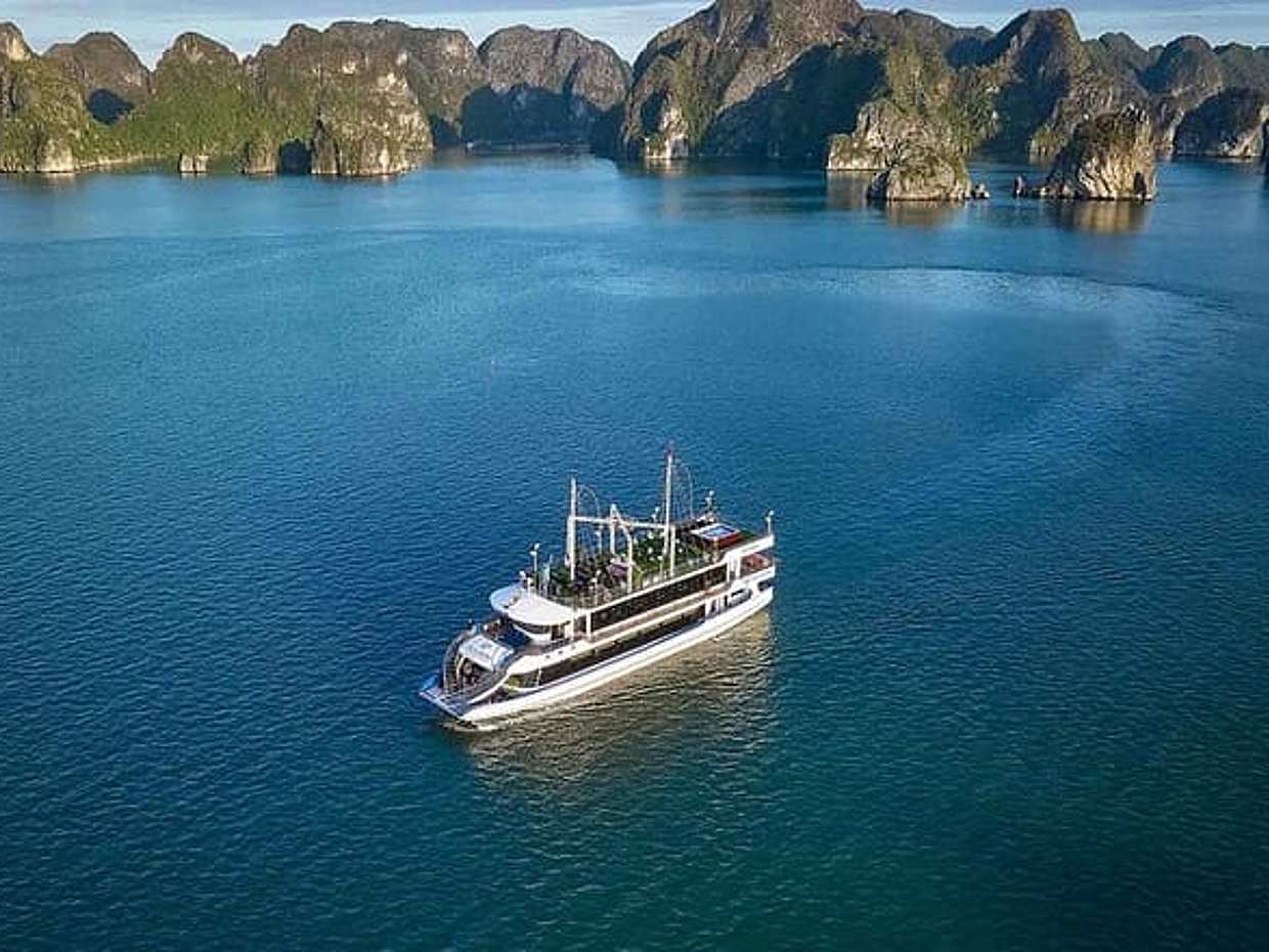 Hanoi to New Halong Bay Luxury Cruise: Buffet, Jacuzzi & Limosine, photo 3