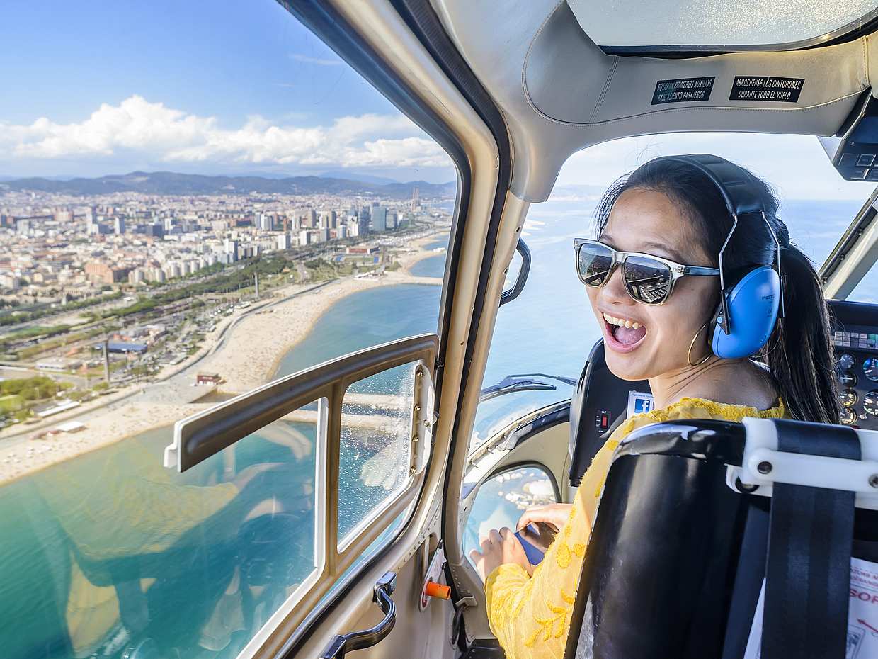 Barcelona 360: Helikopterrundflug, privater Rundgang und Bootsfahrt in Spanien