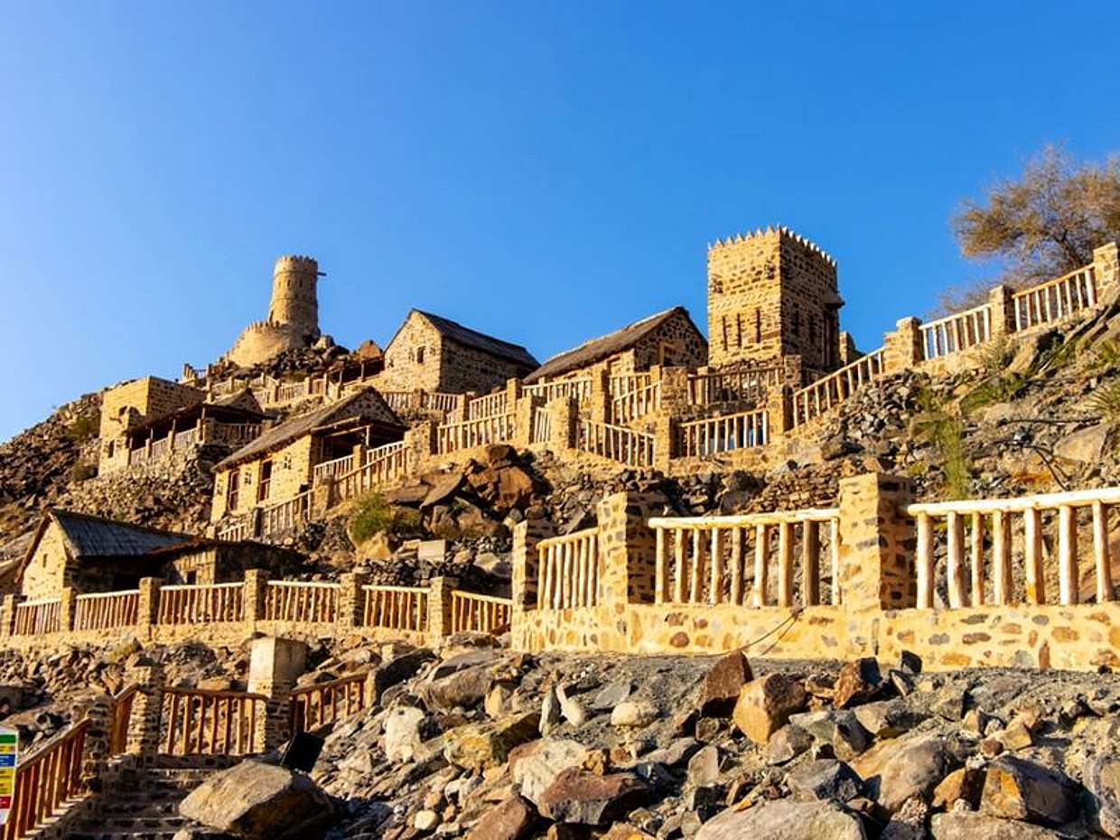 Khor-Fakkan-Tagesausflug mit Fujairah Beach, AI-Suhub Rest House, Khorfakan-Wasserfall & historischem Dorf ab Dubai in den Vereinigten Arabischen Emiraten
, photo 5