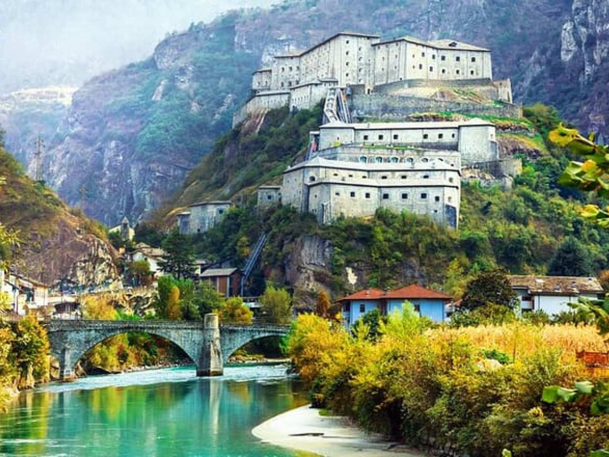 Private transfer: Geneva to Milan with 2h stop in Aosta Valley
