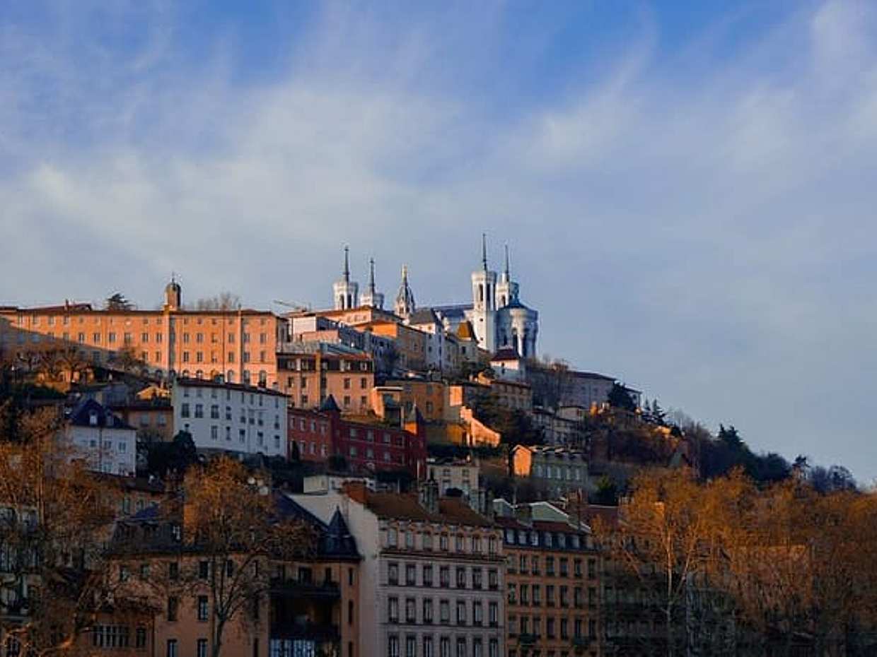 "Excursão a Pé Autoguiada de Caça ao Tesouro e Destaques de Lyon na França"