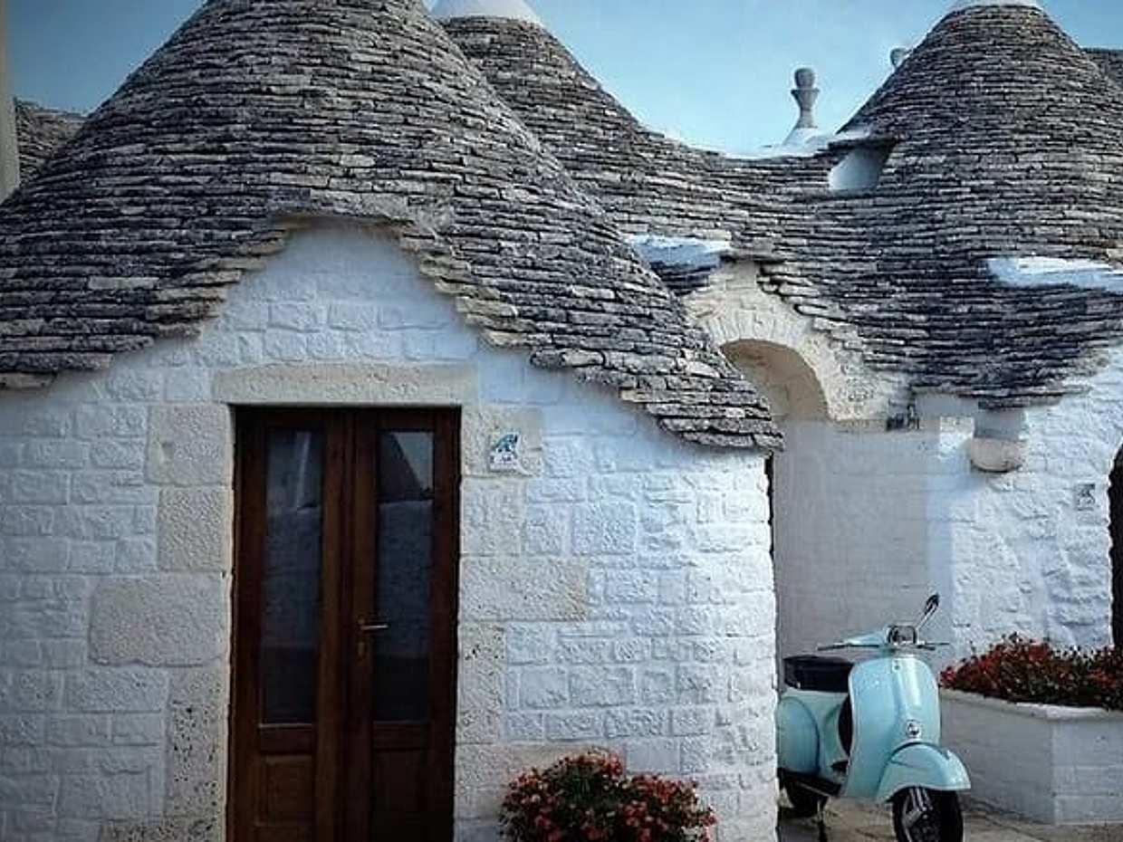 Round trip tour from Naples to Alberobello with a 2-hour visit