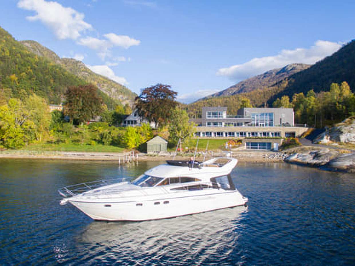 Folgefonna glacier yacht cruise + VIP car transport