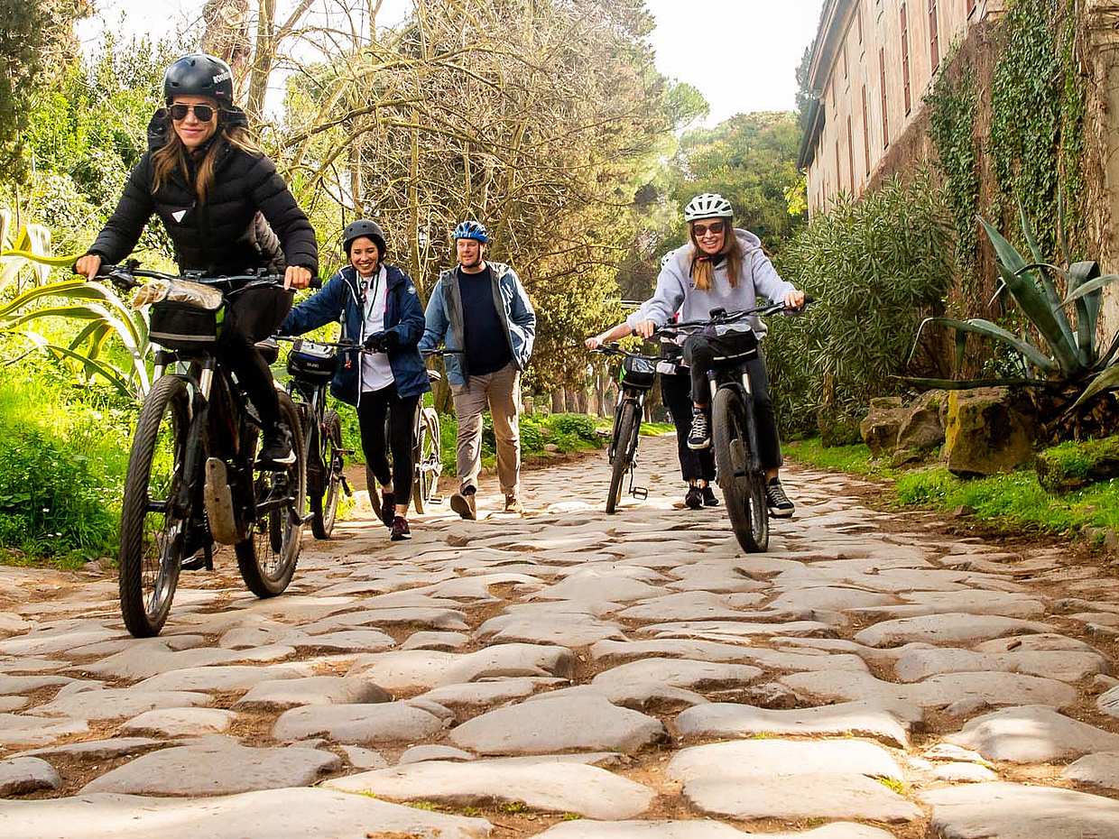 One-Day WOW Erlebnis mit Appian Bike Tour, Mittagessen, Golf Cart Tour und Skip-the-Line Kolosseum Tour in Italien, Rom
, photo 3