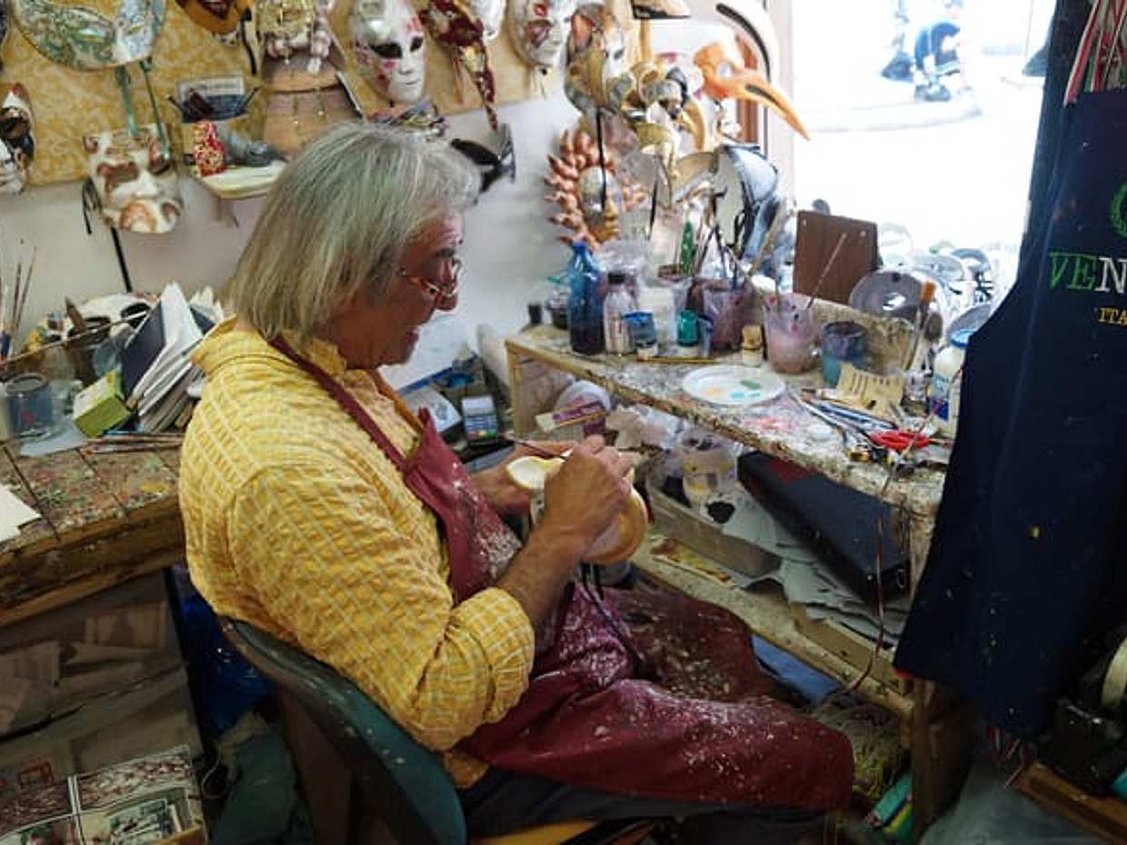 Creative Mask Decoration Workshop with local Mask Maker, photo 3