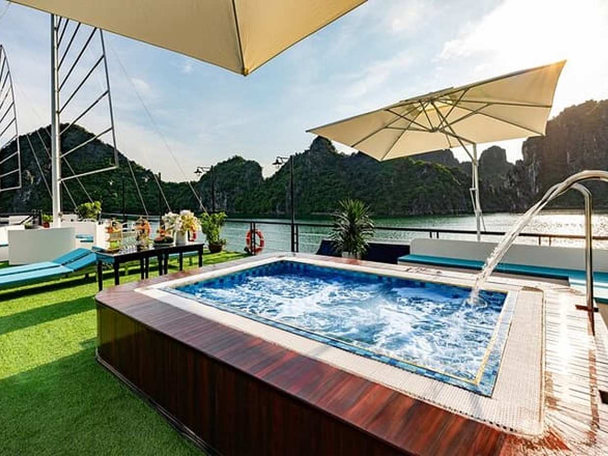 Halong 5star Cruise Day Tour with Jacuzzi, Buffet and Kayaking, photo 2