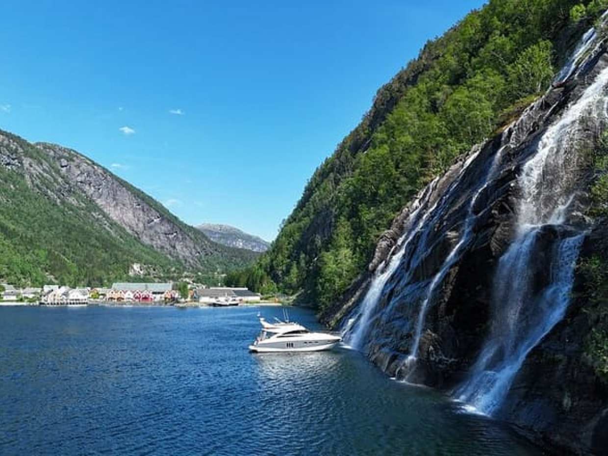 Private yacht Fjord and waterfalls cruise to Modal / Mostraumen