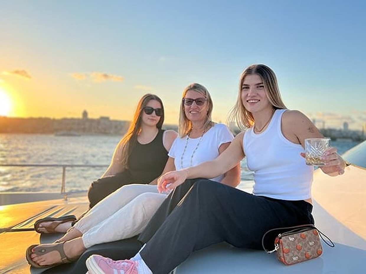 อิสตันบูล ล่องเรือชมพระอาทิตย์ตกดินในช่องแคบบอสฟอรัสพร้อมไวน์บนเรือยอชต์สุดหรูในตุรกี, photo 2