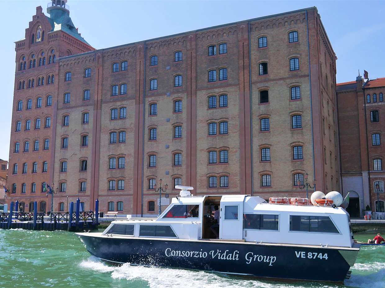 Venice 1-hour Private Boat Tour with Aperitivo for Couples in Italy, photo 3
