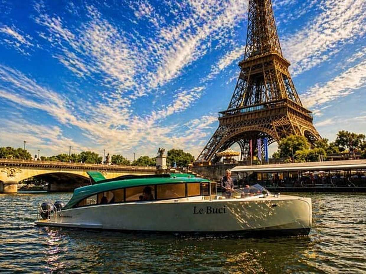 Private VIP cruise with champagne tasting and macaroon