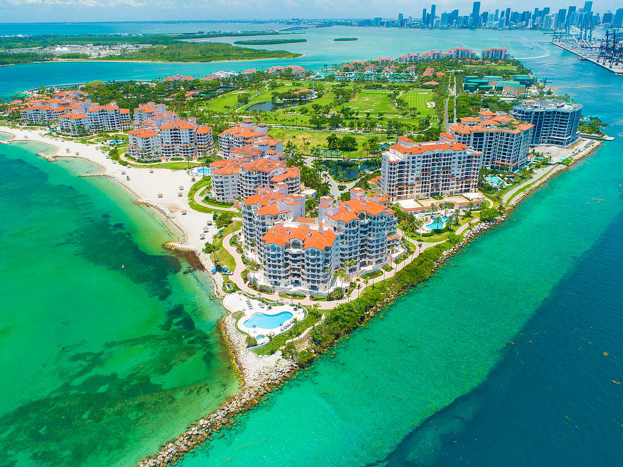 Amazing Boat Tour of celebrities mansions and Scenic Miami Skylines in United States, photo 3