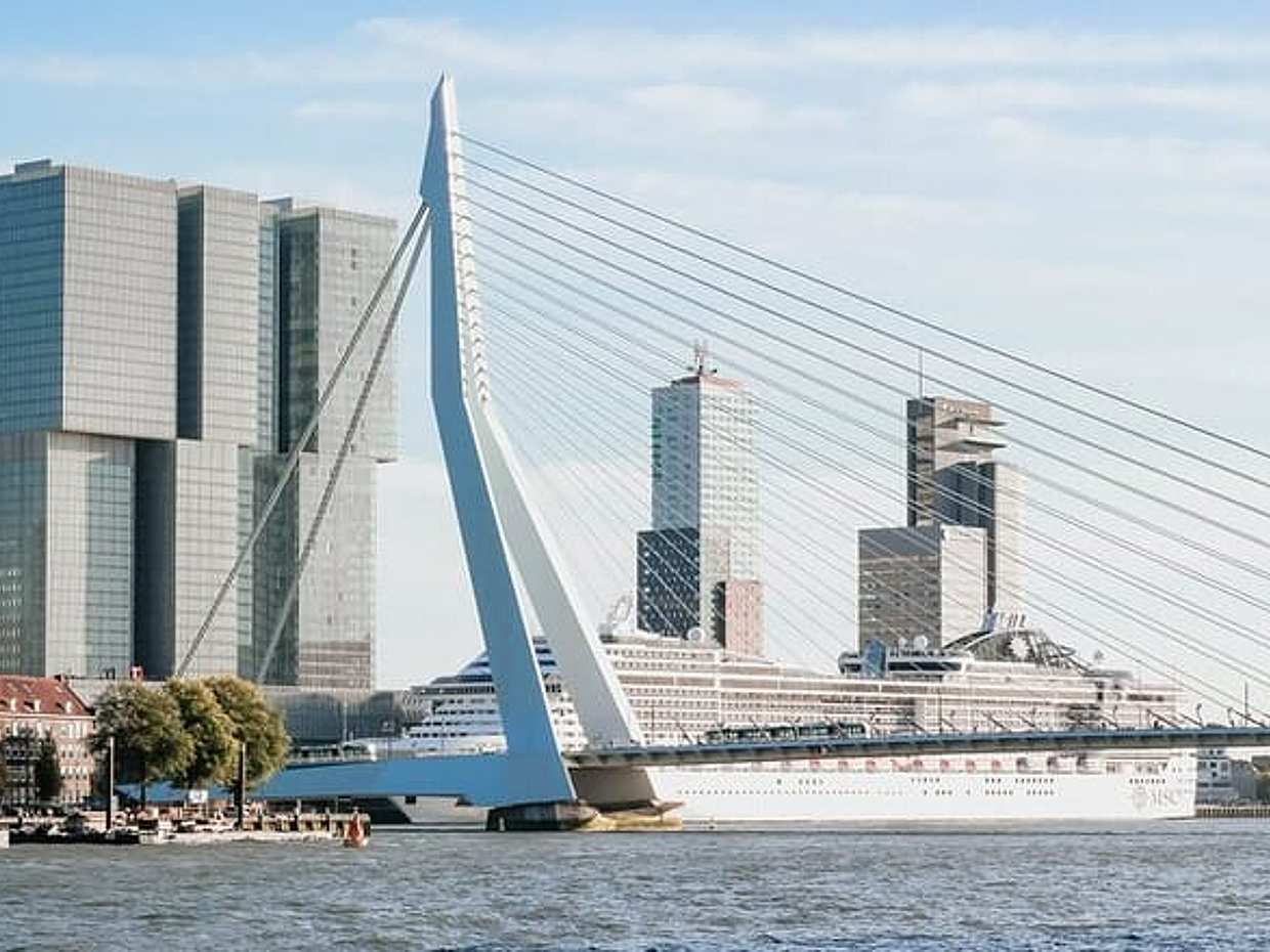 "Moderno gioco di fuga all'aperto a Rotterdam: il Portale del Tempo in Olanda"