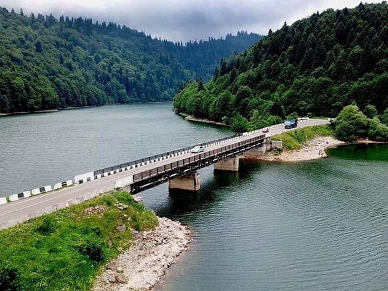 2 Days Private Tour to Shaori Lake and Khvanchkara Cellar in Racha