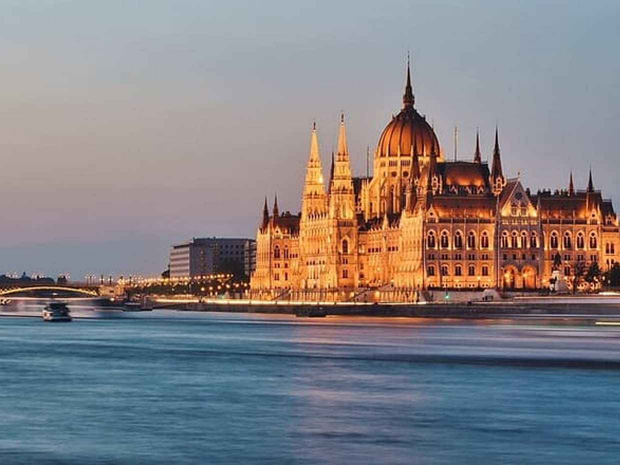 Prague to Budapest - Private Transfer with 2 hours of Sightseeing