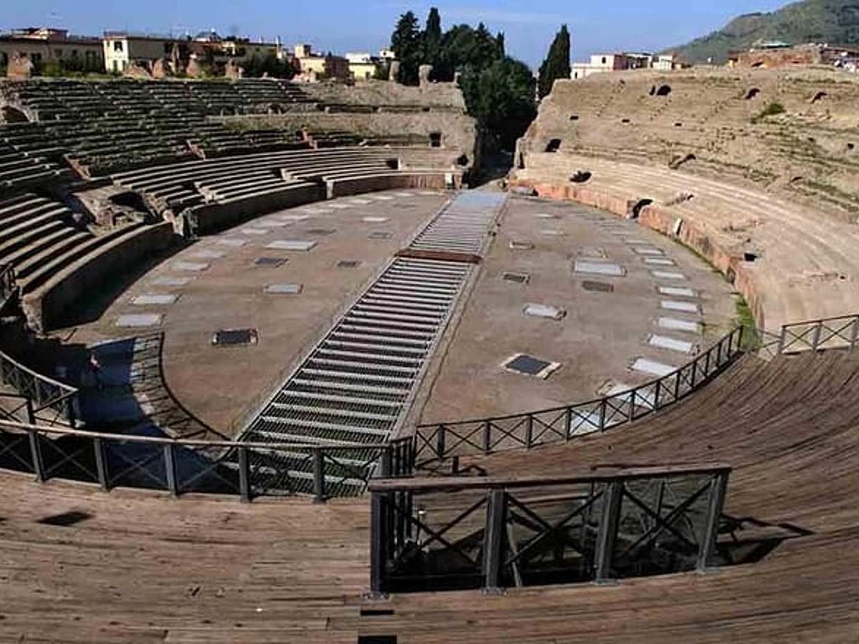 Tour Naples, Solfatara Park, Temple of Serapis, Flavian Amphitheater 8 hours, photo 3