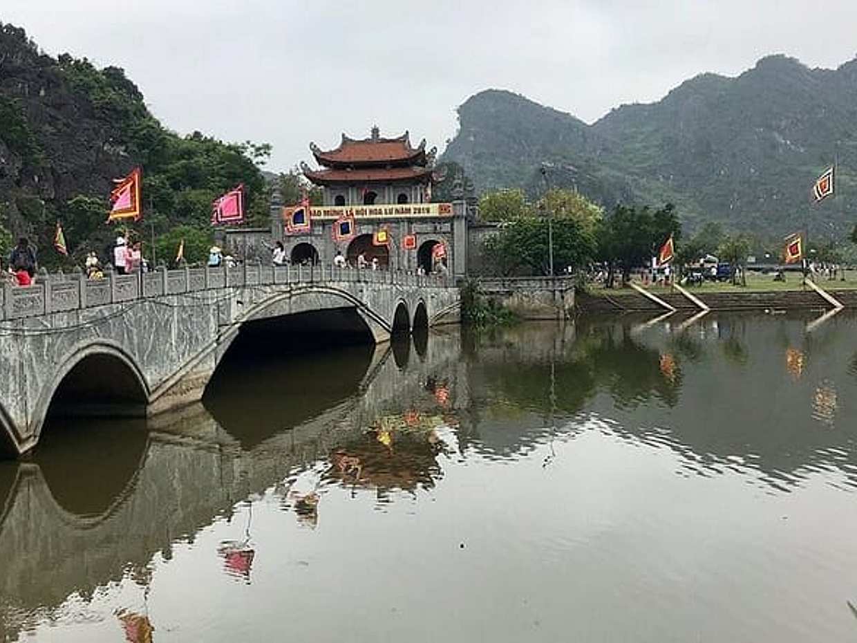 Luxury Ninh Binh Day Tour: Hoa Lu, Tam Coc & Mua Cave From Hanoi in Vietnam, Hà Nội, photo 4
