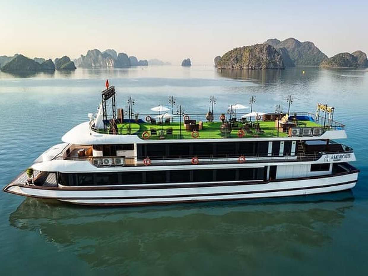 Hanoi to Ha Long Bay: 5-Star Luxury Cruise with Lunch & Kayaking