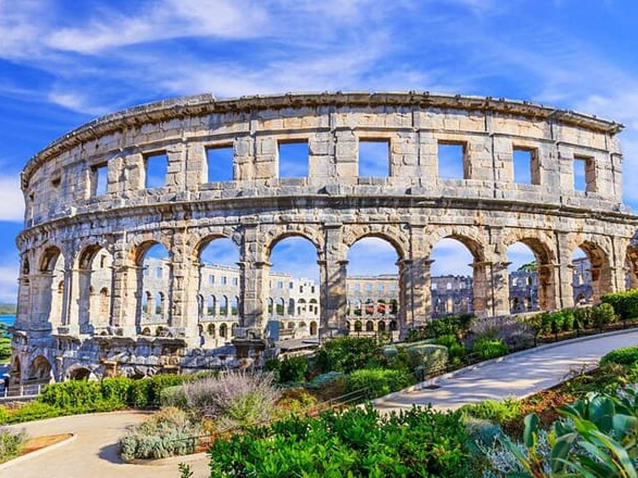 Private sightseeing transfer from Zagreb to Pula with 2 hour stop in Croatia