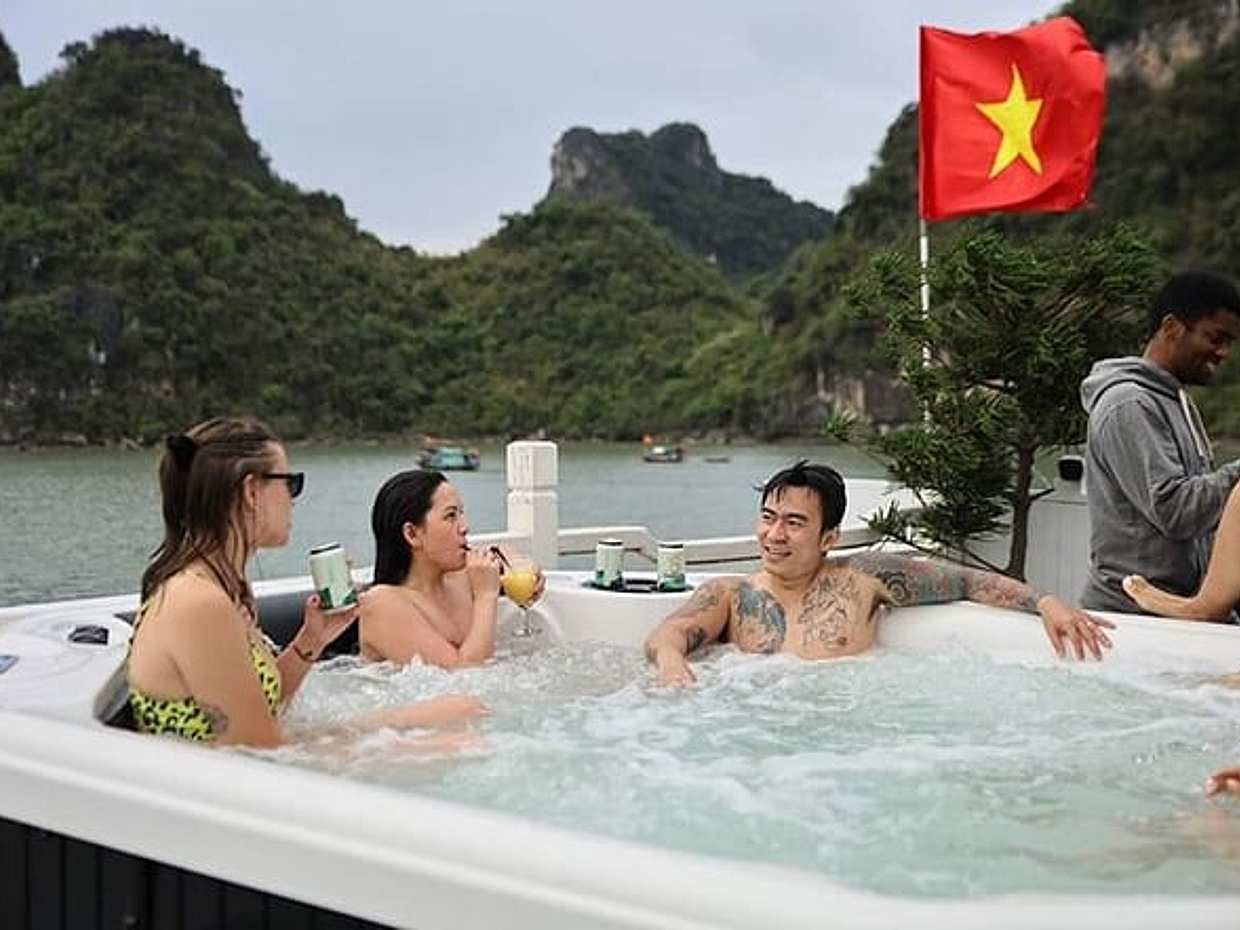 Oasis Bay Party Cruise Best for Young Traveler Outdoor Jacuzzi, photo 5