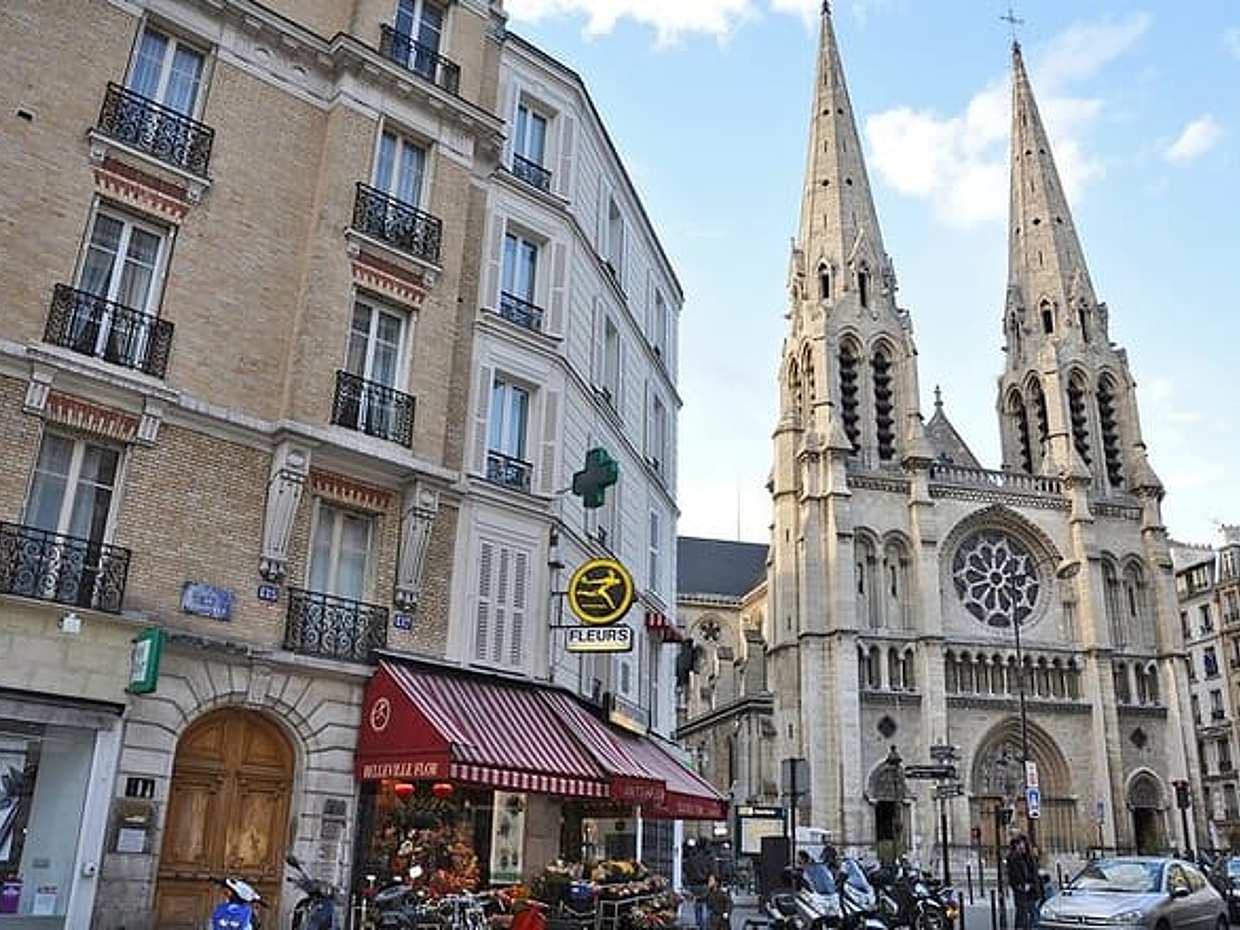 CDG Transfers with Eiffel Tower and Walking Tour of Belleville.