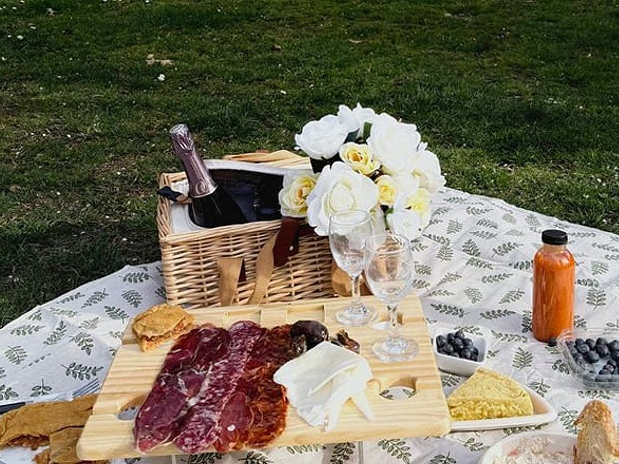 Private Chic Picnic Experience in Madrid, photo 5