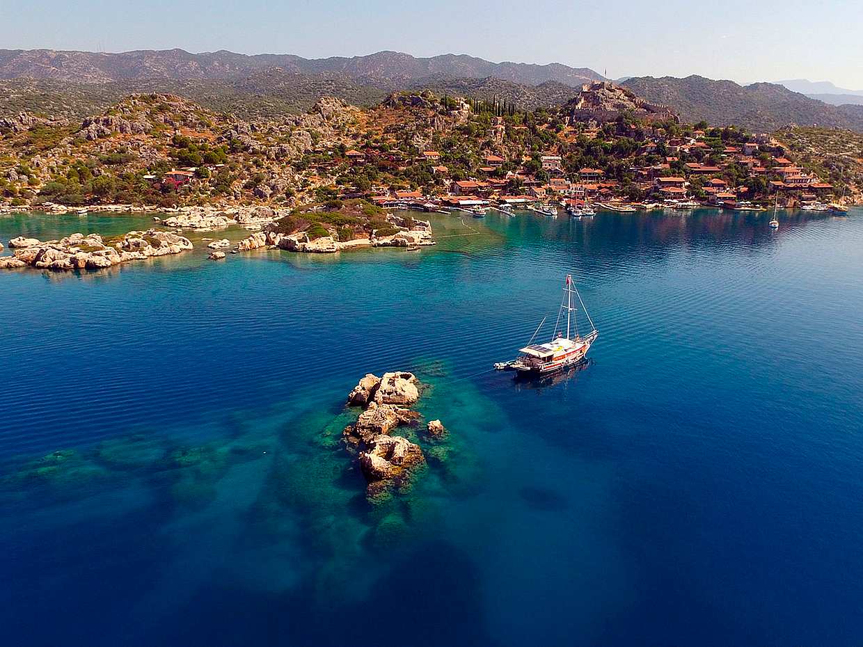 La isla hundida de Kekova, la ciudad antigua y la iglesia de San Nicolás desde Alanya