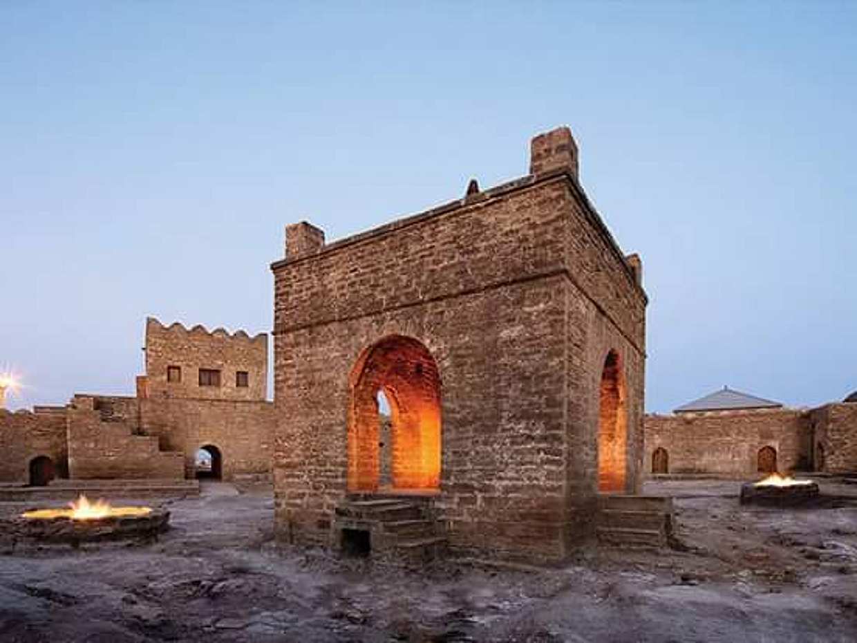 "في ضواحي باكو: جبل النار يانار داغ ومعبد النار أتيشغاه. في أذربيجان"