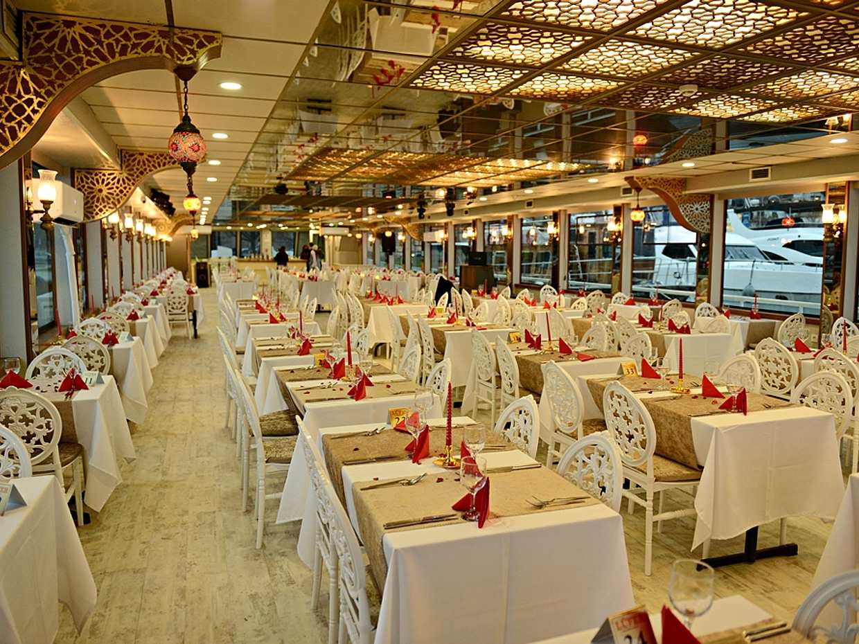 Bosphorus Dinner Cruise with Turkish Entertainment Program in Istanbul, Türkiye, photo 5