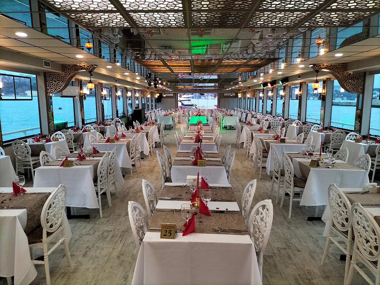 Bosphorus Dinner Cruise and Turkish Night Show. VIP Zone Table, photo 4