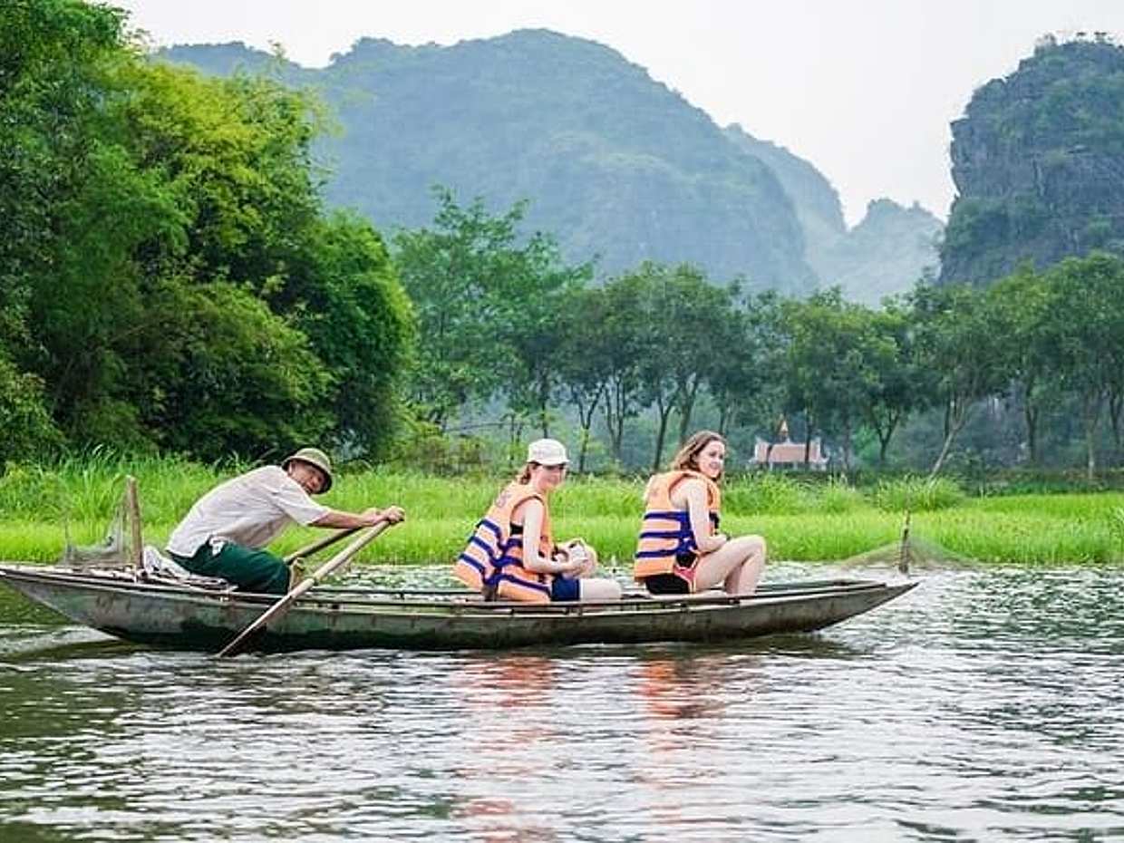 1 Day Luxury Day Tour in Hoa Lu, Tam Coc & Mua Cave, photo 2