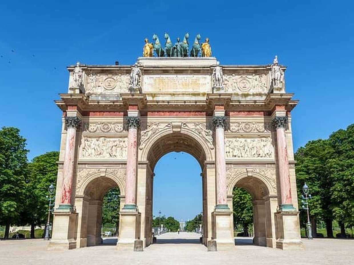 Paris - Louvre : Visite guidée théâtralisée à l'extérieur en français, photo 4
