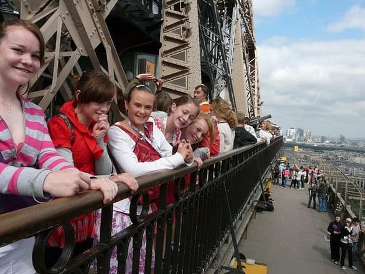 OT Paris Eiffel Tower Guided Tour With Ticket For Summit in French, photo 3