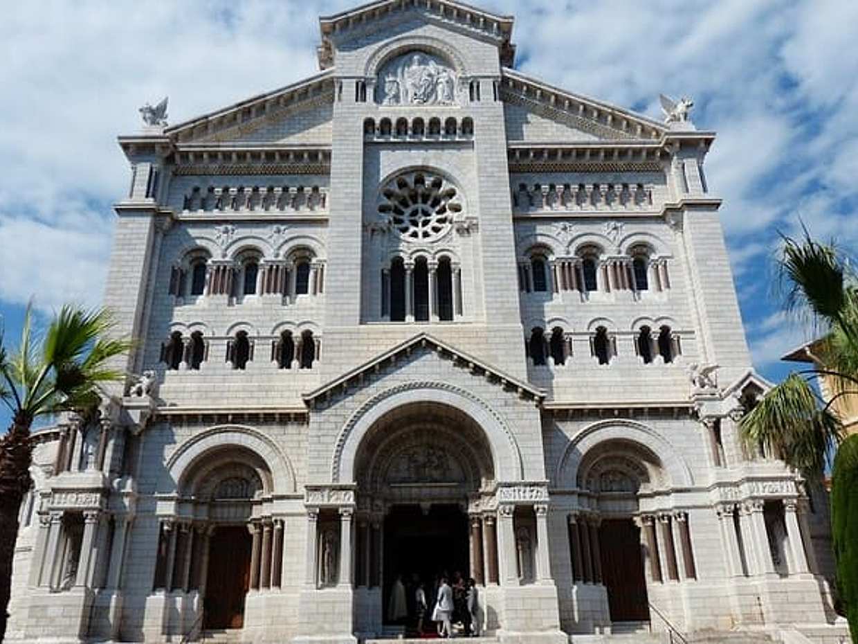 Private Transfer From Milan To Monaco With a 2 Hour Stop in Genoa in Italy